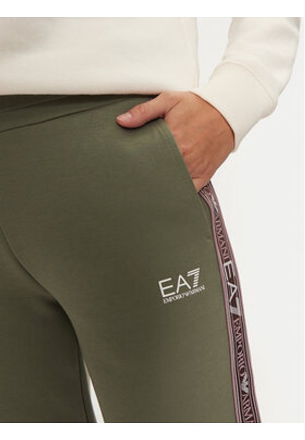 EA7 Emporio Armani Spodnie dresowe 6DTP81 TJUXZ 1898 Zielony Regular Fit. Kolor: zielony. Materiał: syntetyk, bawełna