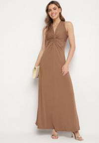 Born2be - Brązowa Rozkloszowana Sukienka Bez Rękawów z Wiskozą Zdobiona Marszczeniem Folenissa. Okazja: na imprezę. Typ kołnierza: kokarda, dekolt w kształcie V. Kolor: brązowy. Materiał: wiskoza. Długość rękawa: bez rękawów. Wzór: aplikacja. Typ sukienki: rozkloszowane #3