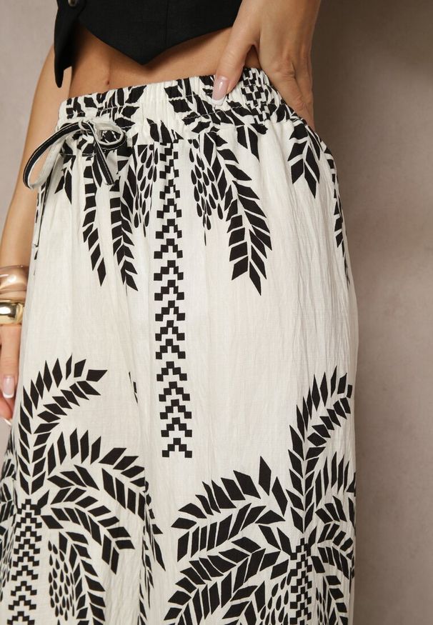 Renee - Białe Spodnie z Wiskozy o Szerokim Kroju High Waist z Palmami Varritia. Okazja: na co dzień. Stan: podwyższony. Kolor: biały. Materiał: wiskoza. Sezon: lato. Styl: elegancki, casual