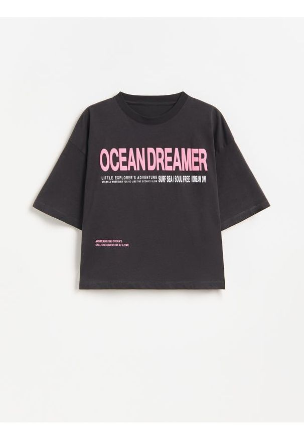 Reserved - Krótki t-shirt z nadrukiem - ciemnoszary. Kolor: szary. Materiał: bawełna. Długość: krótkie. Wzór: nadruk