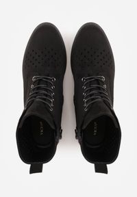 Born2be - Czarne Botki Trzewiki VICES z Ażurową Cholewką Bissen. Okazja: na co dzień, do pracy, na spotkanie biznesowe. Kolor: czarny. Materiał: dzianina, materiał, jeans. Szerokość cholewki: normalna. Wzór: ażurowy. Styl: casual, biznesowy, elegancki #7