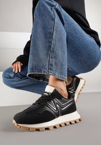 Renee - Czarne Sneakersy Ozdobione Geometrycznym Motywem Annerie. Okazja: na co dzień. Kolor: czarny. Materiał: jeans. Wzór: aplikacja, geometria