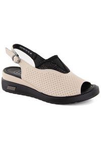 Skórzane sandały damskie na koturnie ażurowe beżowe Filippo DS6145. Kolor: beżowy. Materiał: skóra. Wzór: ażurowy. Obcas: na koturnie