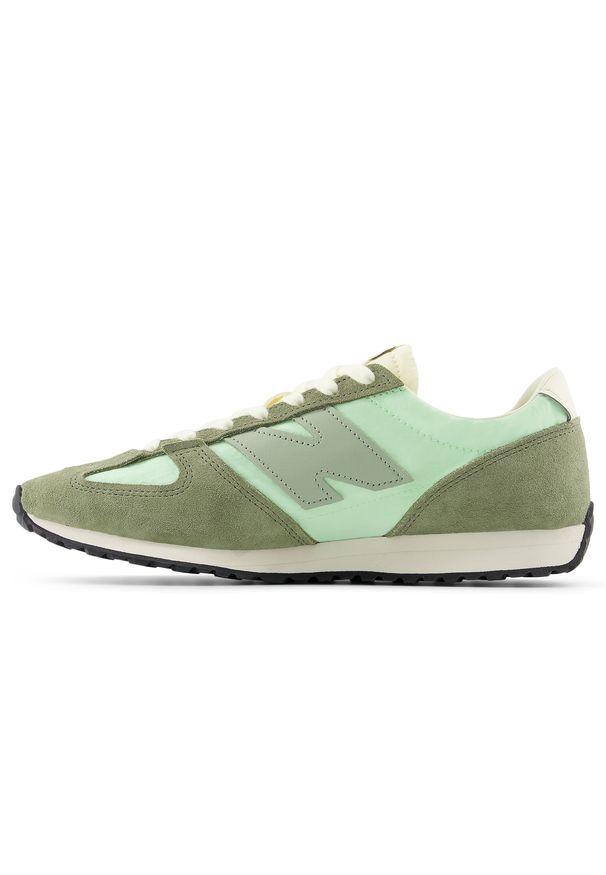 Buty unisex New Balance U471AP – zielone. Kolor: zielony. Materiał: zamsz. Szerokość cholewki: normalna. Wzór: jodełka. Sezon: lato