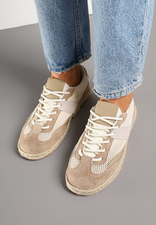 Renee - Ciemnobeżowe Sneakersy Typu Kultowe Tenisówki Zdobione Przeszyciami Grelloti. Okazja: na co dzień. Kolor: beżowy. Materiał: jeans, koronka. Wzór: aplikacja. Obcas: na obcasie. Wysokość obcasa: niski