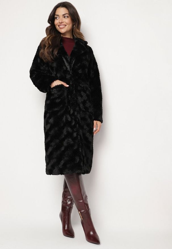 Born2be - Czarny Płaszcz z Pikowanym Futerkiem i Wsuwanymi Kieszeniami Vertika. Okazja: na co dzień. Kolor: czarny. Materiał: futro. Długość rękawa: długi rękaw. Długość: długie. Styl: wizytowy, casual