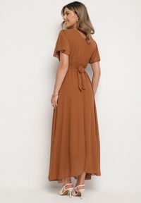 Born2be - Brązowa Kopertowa Sukienka Maxi z Gumką w Pasie Narlin. Okazja: na wesele, na studniówkę, na ślub cywilny. Typ kołnierza: dekolt w serek. Kolor: brązowy. Typ sukienki: kopertowe. Styl: klasyczny. Długość: maxi #4