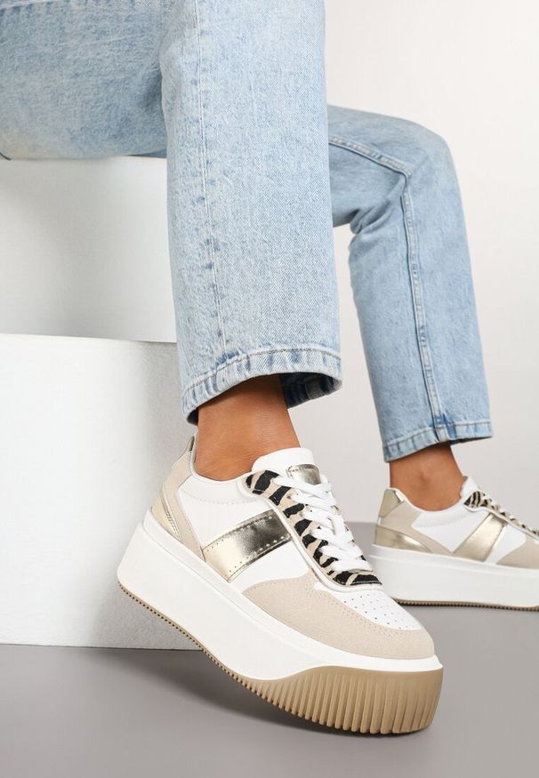 Born2be - Biało-Beżowe Sneakersy na Grubej Podeszwie z Metalicznymi Wstawkami i Motywem Zebry Fonelina. Okazja: na co dzień. Kolor: biały. Materiał: jeans. Wzór: motyw zwierzęcy
