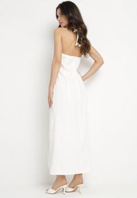 Born2be - Biała Sukienka z Wiskozą z Odkrytymi Plecami i Wiązaniem Zdobiona Broszką Nalorise. Kolor: biały. Materiał: wiskoza. Wzór: aplikacja. Styl: klasyczny, elegancki #5