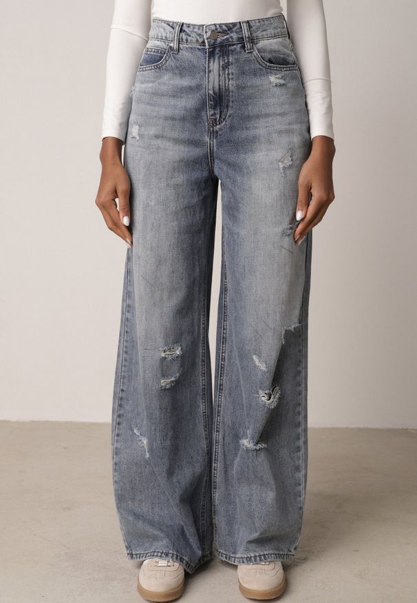 Born2be - Niebieskie Bawełniane Jeansy Typu Palazzo Ozdobione Przetarciami i Dziurami Erivaine. Okazja: na co dzień. Stan: podwyższony. Kolor: niebieski. Wzór: aplikacja. Styl: casual, elegancki