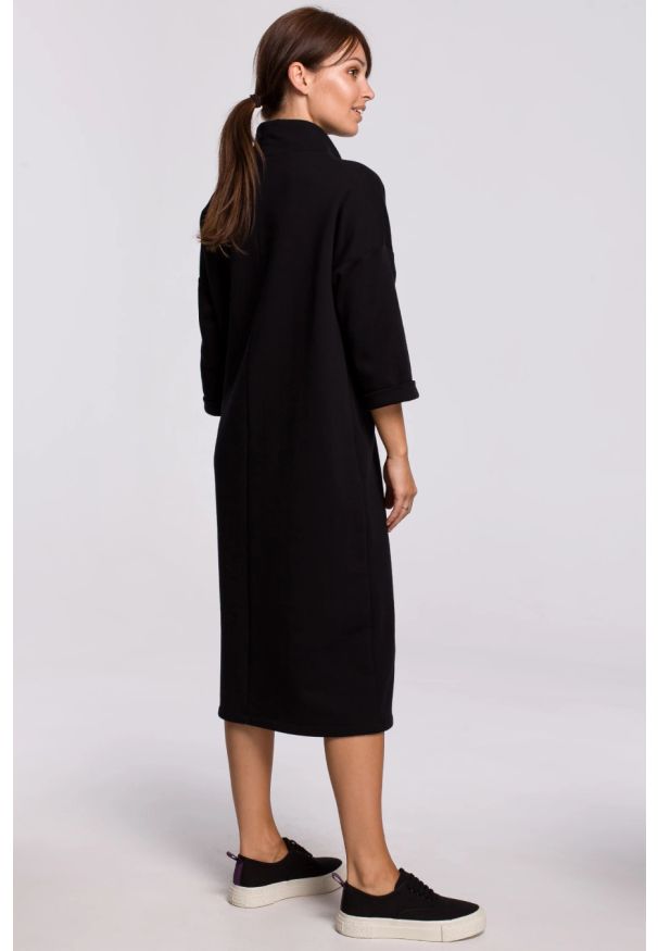 Sukienki.shop - Ciepła sukienka oversize czarna bawełniana dzianina. Typ kołnierza: kołnierzyk stójkowy. Kolor: czarny. Materiał: bawełna, dzianina. Typ sukienki: oversize