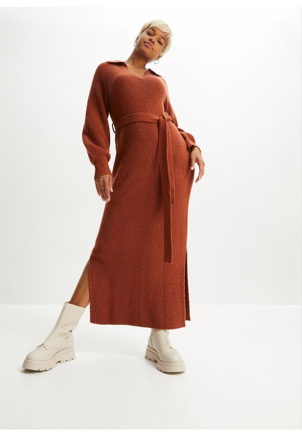 bonprix - Długa sukienka dzianinowa z paskiem (2 części). Typ kołnierza: polo. Kolor: brązowy. Materiał: dzianina. Długość: maxi
