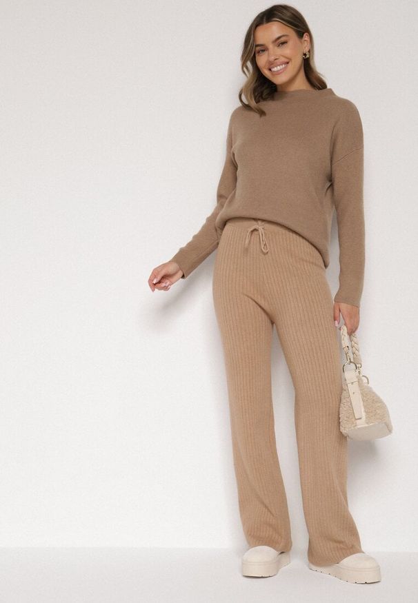 Born2be - Beżowe Prążkowane Spodnie z Wełną o Szerokim Kroju z Wysokim Stanem Reinnia. Okazja: na co dzień. Stan: podwyższony. Kolor: beżowy. Materiał: wełna, prążkowany. Styl: casual