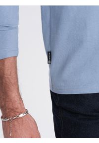 Ombre Clothing - Męski longsleeve bez nadruku z dekoltem w serek - niebieski denim V9 - Rozmiar: L. Okazja: na co dzień. Typ kołnierza: dekolt w serek. Kolor: niebieski. Materiał: denim. Długość rękawa: długi rękaw. Długość: długie. Wzór: gładki, jednolity. Styl: klasyczny, casual, elegancki #6