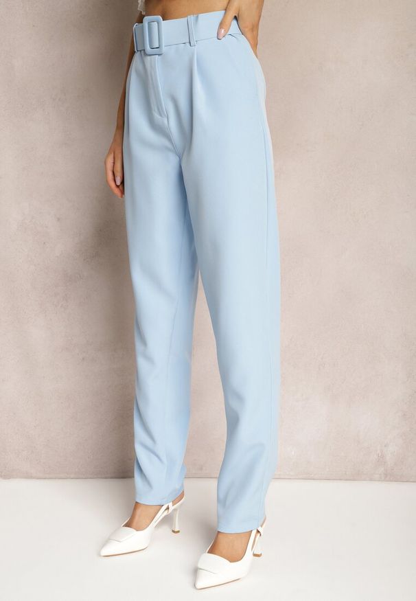 Renee - Jasnoniebieskie Spodnie Garniturowe High Waist z Paskiem Wenus. Okazja: na co dzień, na spotkanie biznesowe. Stan: podwyższony. Kolor: niebieski. Materiał: tkanina, materiał. Wzór: gładki, jednolity. Styl: biznesowy, casual