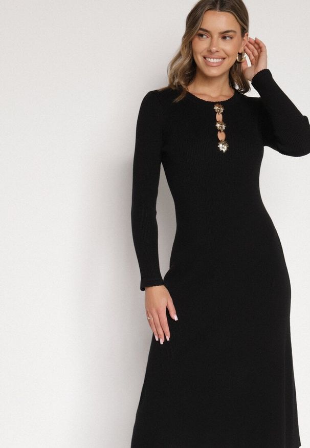 Born2be - Czarna Dopasowana Sukienka z Prążkowanej Dzianiny z Wiskozą z Aplikacjami Tusmana. Kolor: czarny. Materiał: dzianina, prążkowany, wiskoza. Wzór: aplikacja. Styl: elegancki