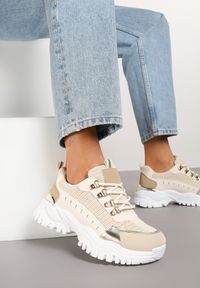 Renee - Beżowe Sneakersy w Steetwearowym Stylu na Tłoczonej Platformie Gonavielle. Okazja: na co dzień. Kolor: beżowy. Materiał: jeans. Obcas: na platformie #5