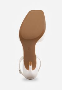 Renee - Białe Sandały VICES na Szpilce Zdobione Kokardą i Aplikacją z Cyrkoniami Sireilora. Zapięcie: pasek. Kolor: biały. Materiał: satyna. Wzór: aplikacja. Obcas: na szpilce. Styl: glamour #3