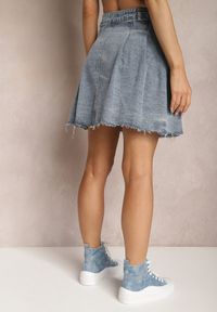 Renee - Niebieska Jeansowa Spódnica Mini z Zakładkami Hollette. Kolor: niebieski. Materiał: jeans. Wzór: aplikacja. Styl: elegancki #4