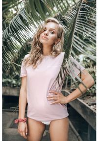 Susan Sport x Kuba Wojewódzki - Pudrowo różowy bawełniany t-shirt Susan Sport. Okazja: do domu, na plażę, na co dzień. Kolor: różowy. Materiał: bawełna. Wzór: haft. Styl: sportowy #1