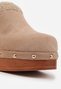 Born2be - Ciemnobeżowe Klapki Typu Mule na Grubej Podeszwie z Barankiem i Ćwiekami Cretinea. Okazja: na co dzień. Kolor: beżowy. Materiał: jeans. Wzór: aplikacja. Sezon: jesień. Styl: casual, elegancki #2