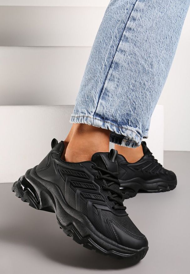 Renee - Czarne Sneakersy na Niskiej Platformie z Ozdobnymi Wstawkami na Cholewce Amrogia. Kolor: czarny. Szerokość cholewki: normalna. Obcas: na platformie