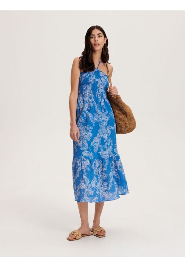 Reserved - Sukienka midi z wiązaniem - niebieski. Kolor: niebieski. Materiał: bawełna, tkanina. Długość: midi