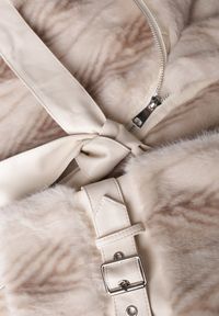 Renee - Jasnobeżowy Płaszcz Futerko z Paskiem z Imitacji Skóry i Klamrami przy Mankietach Charysha. Kolor: beżowy. Materiał: skóra, futro. Styl: elegancki #4