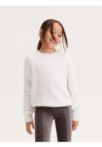 Reserved - Sweter z dzianiny z długim włosem - biały. Kolor: biały. Materiał: dzianina. Długość: długie #1