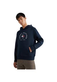 TOMMY HILFIGER - Bluza z kapturem męskie Tommy Hilfiger. Typ kołnierza: kaptur. Kolor: wielokolorowy, czarny, zielony. Materiał: bawełna, materiał #1