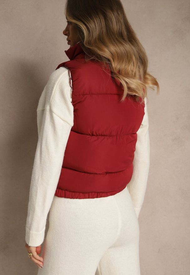 Renee - Bordowa Kamizelka Ozdobiona Pikowaniem i Wzorzystą Podszewką w Meander Olerea. Okazja: na co dzień. Kolor: czerwony. Wzór: aplikacja. Styl: casual