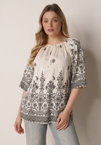 Born2be - Biało-Czarna Bluzka z Wiskozy z Kwiatowym Wzorem Wiązaniem i Frędzlami Hawnalue. Okazja: do pracy, na co dzień, na spacer. Kolor: biały. Materiał: wiskoza. Wzór: kwiaty. Styl: boho, elegancki, casual #1