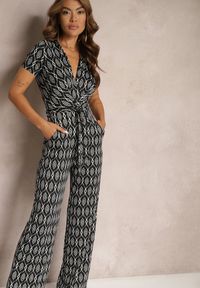 Renee - Czarny Kombinezon z Wiskozą Ozdobiony Geometrycznym Wzorem i Materiałowym Paskiem w Talii Alsevia. Okazja: na co dzień. Kolor: czarny. Materiał: wiskoza, materiał. Długość rękawa: krótki rękaw. Długość: krótkie. Wzór: geometria, aplikacja. Styl: casual