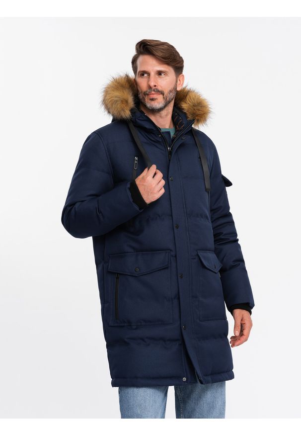 Ombre Clothing - Długa ciepła kurtka męska z kapturem typu parka – granatowa V1 - Rozmiar: S. Typ kołnierza: kaptur. Kolor: niebieski. Materiał: tkanina, futro, poliester, materiał, syntetyk. Długość: długie. Wzór: aplikacja, ze splotem, paski. Styl: elegancki
