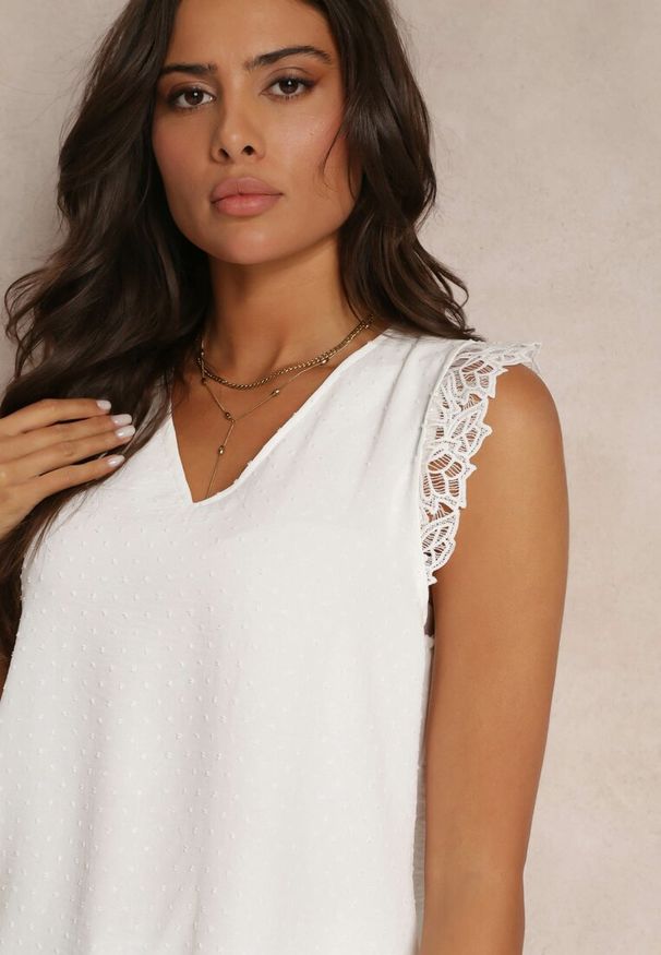 Renee - Biała Bluzka Top z Tkaniny Plumeti z Ozdobną Koronką Caliya. Okazja: na co dzień. Kolor: biały. Materiał: tkanina, koronka. Wzór: koronka. Styl: casual