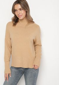 Born2be - Beżowy Gładki Golf w Klasycznym Stylu Ralenatia. Okazja: na co dzień. Typ kołnierza: golf. Kolor: beżowy. Materiał: jeans, skóra. Długość rękawa: długi rękaw. Długość: długie. Wzór: gładki. Styl: klasyczny #1