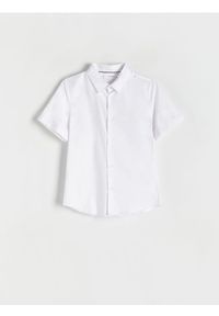 Reserved - Bawełniana koszulka z kołnierzykiem - biały. Kolor: biały. Materiał: bawełna. Wzór: gładki. Styl: elegancki #1