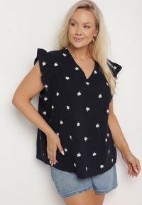 Born2be - Granatowa Bluzka z Bawełny Ozdobiona Falbankami i Koniczynkami Dolassea. Okazja: na co dzień, na spacer. Typ kołnierza: kołnierz z falbankami. Kolor: niebieski. Materiał: bawełna. Długość rękawa: krótki rękaw. Długość: krótkie. Wzór: aplikacja. Styl: elegancki, casual #5