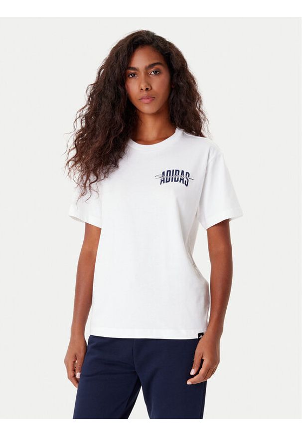 Adidas - adidas T-Shirt Collegiate Graphic JV8545 Biały Regular Fit. Kolor: biały. Materiał: bawełna