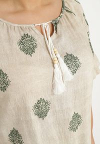 Born2be - Zielona Wiskozowa Sukienka w Stylu Boho z Frędzlami i Falbankami Korilia. Typ kołnierza: kołnierz z falbankami. Kolor: zielony. Materiał: wiskoza. Sezon: lato. Styl: boho