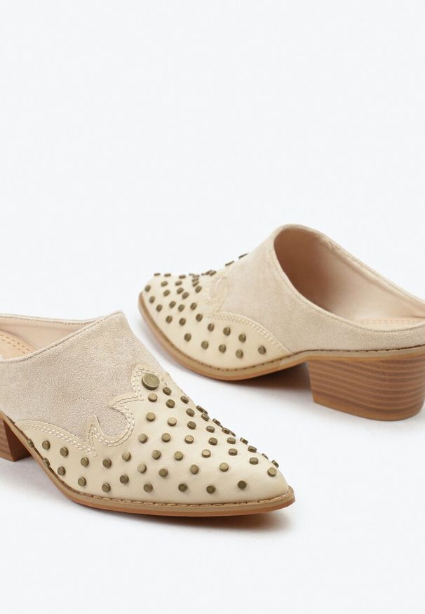Born2be - Beżowe Klapki Mule na Stożku Stylizowane na Kowbojki z Nitami Lakedia. Okazja: na co dzień. Nosek buta: szpiczasty. Kolor: beżowy. Materiał: jedwab, jeans. Obcas: na stożku. Styl: wizytowy, elegancki, casual