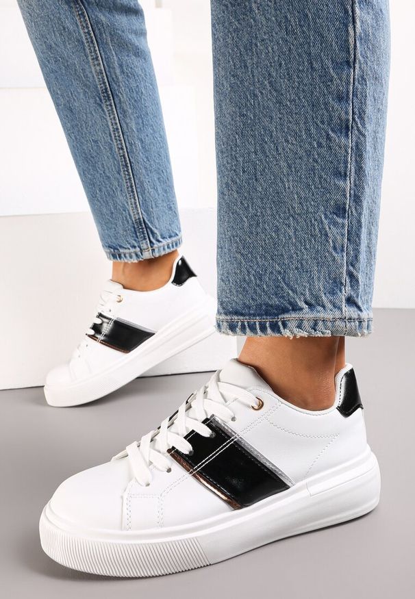 Renee - Biało-Czarne Sneakersy na Niskiej Platformie z Metalicznymi Wstawkami Tommu. Okazja: na co dzień. Kolor: biały. Materiał: jeans, skóra. Wzór: aplikacja. Obcas: na platformie. Wysokość obcasa: niski
