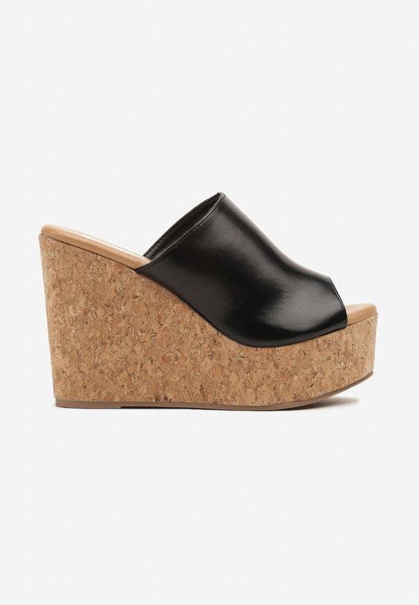 Renee - Czarne Klapki w Stylu Drewniaków na Koturnie Jordiva. Okazja: na co dzień. Nosek buta: otwarty. Kolor: czarny. Materiał: zamsz. Sezon: lato. Obcas: na koturnie. Styl: elegancki, casual