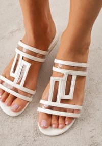 Born2be - Białe Klapki z Geometrycznymi Paskami Adriameda. Okazja: na co dzień. Kolor: biały. Wzór: geometria. Sezon: lato. Styl: casual, elegancki, wakacyjny #5