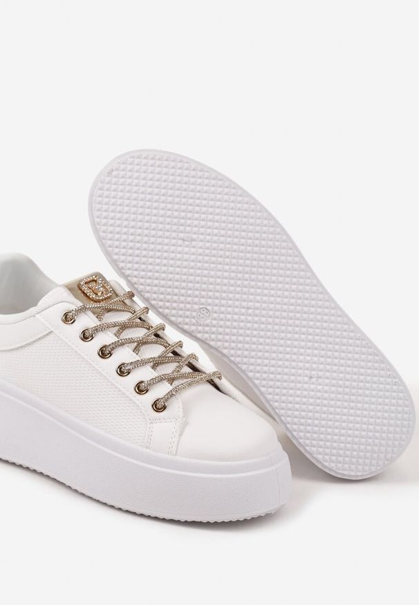 Born2be - Białe Sneakersy na Grubej Podeszwie Zdobione Siateczką i Cyrkoniami Vanilra. Okazja: na co dzień. Kolor: biały. Materiał: jeans. Wzór: aplikacja
