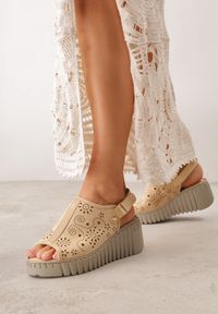 Born2be - Ciemnobeżowe Sandały VICES na Koturnie z Ażurowymi Wycięciami w Kwiaty Salaphis. Okazja: na co dzień. Zapięcie: rzepy. Kolor: beżowy. Materiał: len. Wzór: kwiaty, ażurowy. Sezon: lato. Obcas: na koturnie. Styl: casual #6