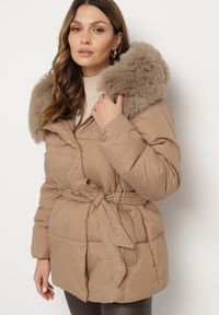Born2be - Beżowa Pikowana Kurtka z Kapturem i Odpinanym Futrem z Paskiem w Tali Siamirae. Okazja: na co dzień. Typ kołnierza: kaptur. Kolor: beżowy. Materiał: futro. Styl: casual, elegancki #7