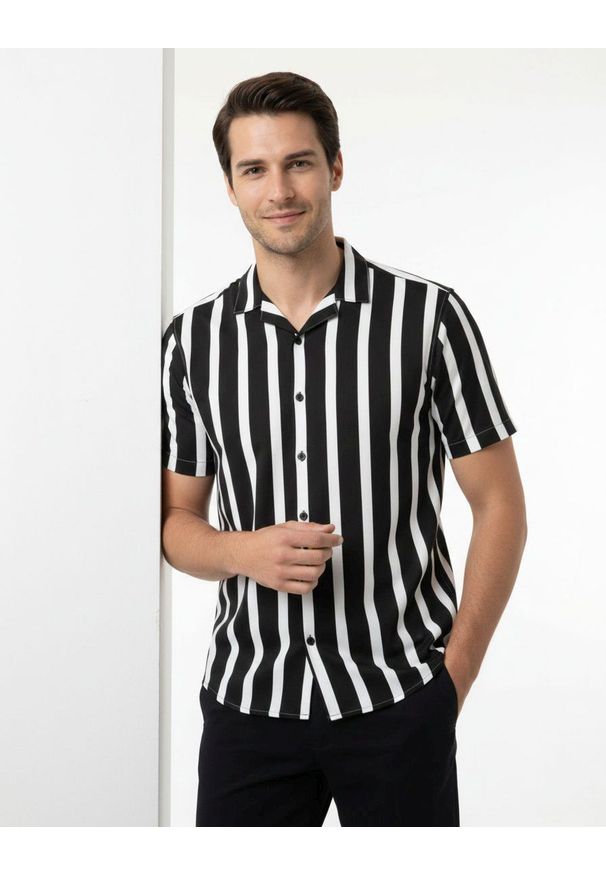 Oryginalna Męska Koszula Weekendowa - Brave Soul - Czarna w Duże Pasy. Okazja: na co dzień. Kolor: czarny. Materiał: wiskoza. Wzór: paski. Sezon: lato. Styl: casual