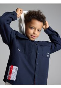 Reserved - Bawełniana koszula z kapturem - granatowy. Typ kołnierza: kaptur. Kolor: niebieski. Materiał: bawełna #1