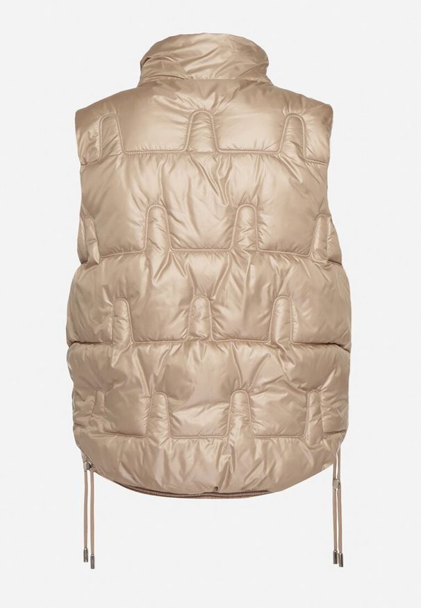 Born2be - Ciemnobeżowa Pikowana Kamizelka ze Stójką i Troczkami Terilanna. Typ kołnierza: kołnierzyk stójkowy. Kolor: beżowy. Materiał: jeans. Styl: elegancki